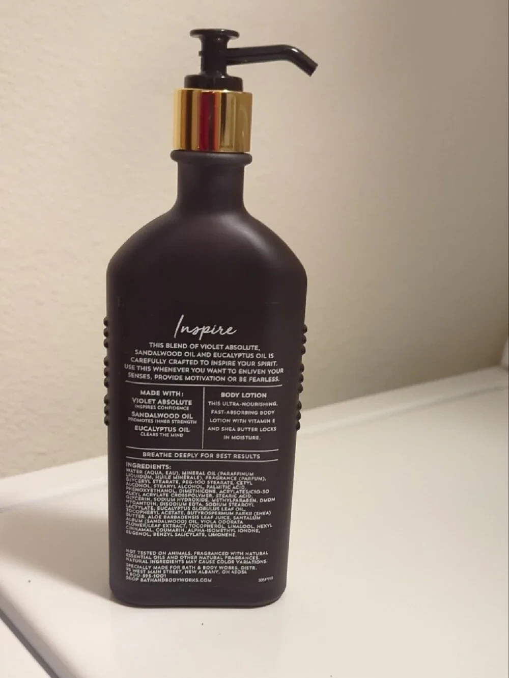 Bath & Body Works Aromatherapy Inspire Violet + Sandalwood Body Lotion - Black